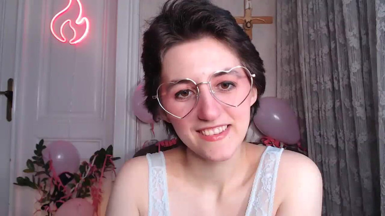 The Antichristrix: Camgirl - tufă completă sub cămașă de noapte