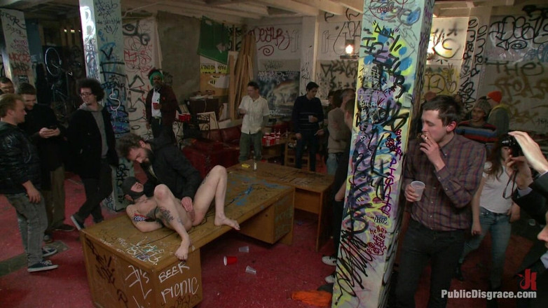 Public Disgrace by Kink: Домашня вечірка