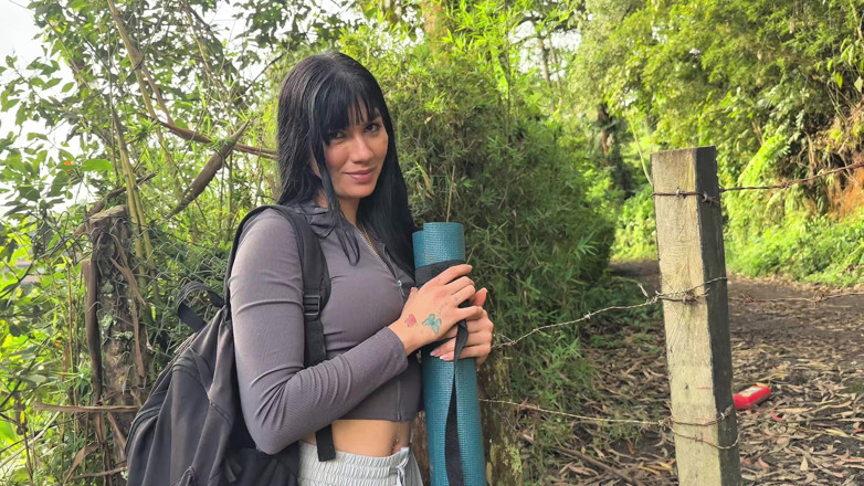 Valentino Roca TV: Calda mora latina si arrapa nella foresta