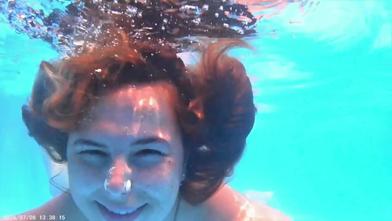 Sexy_Emeli: Die atem hält unter wasser im pool