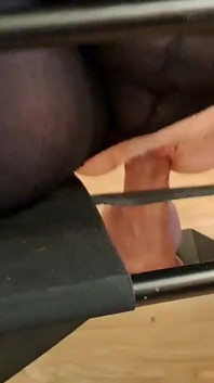 Eine gute dildo-aufnahme in schwarzen netzbodystockings