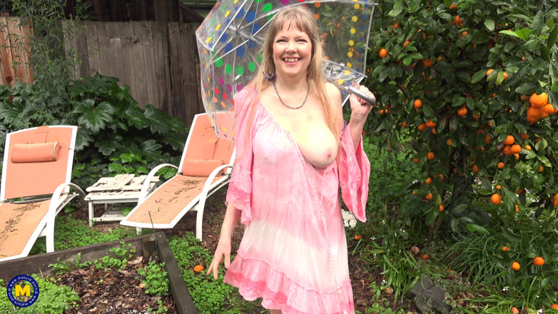 Mature NL: Señora madura con un cuerpo perfecto le encanta jugar con...