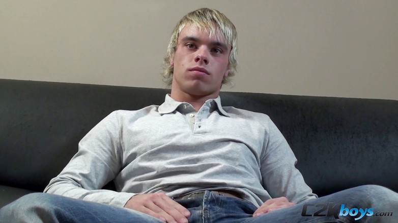 C2K Boys: 丹尼尔暴露他年轻的肌肉发达的身体渴望在镜头前自慰