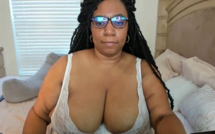 Josie4yourpleasure: Dneska jsme naolejovaná. Tak sladká a nevinná v celé bílé.