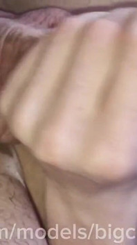 迷子の若者が旅行宅配便にお尻を捧げた、精液がたくさんある!