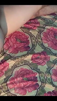 Deshi 女朋友的阴户在租来的房间里和印度鸡巴狠操