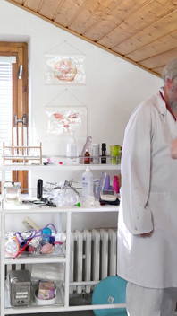 Roztomilá náctiletá zrzka Kaira Love má orgasmus v gynekologické židli