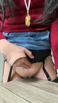 Nº115 Travesti se masturbando no canto da mesa