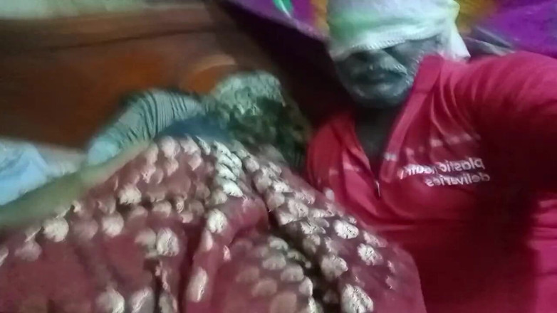 Tamil Anti Uma: Video di zia e ragazzo delle consegne eccitati per pioggia