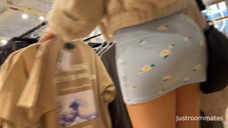 Sarahroomie: Nyepong kontol saudara tiriku di ruang ganti