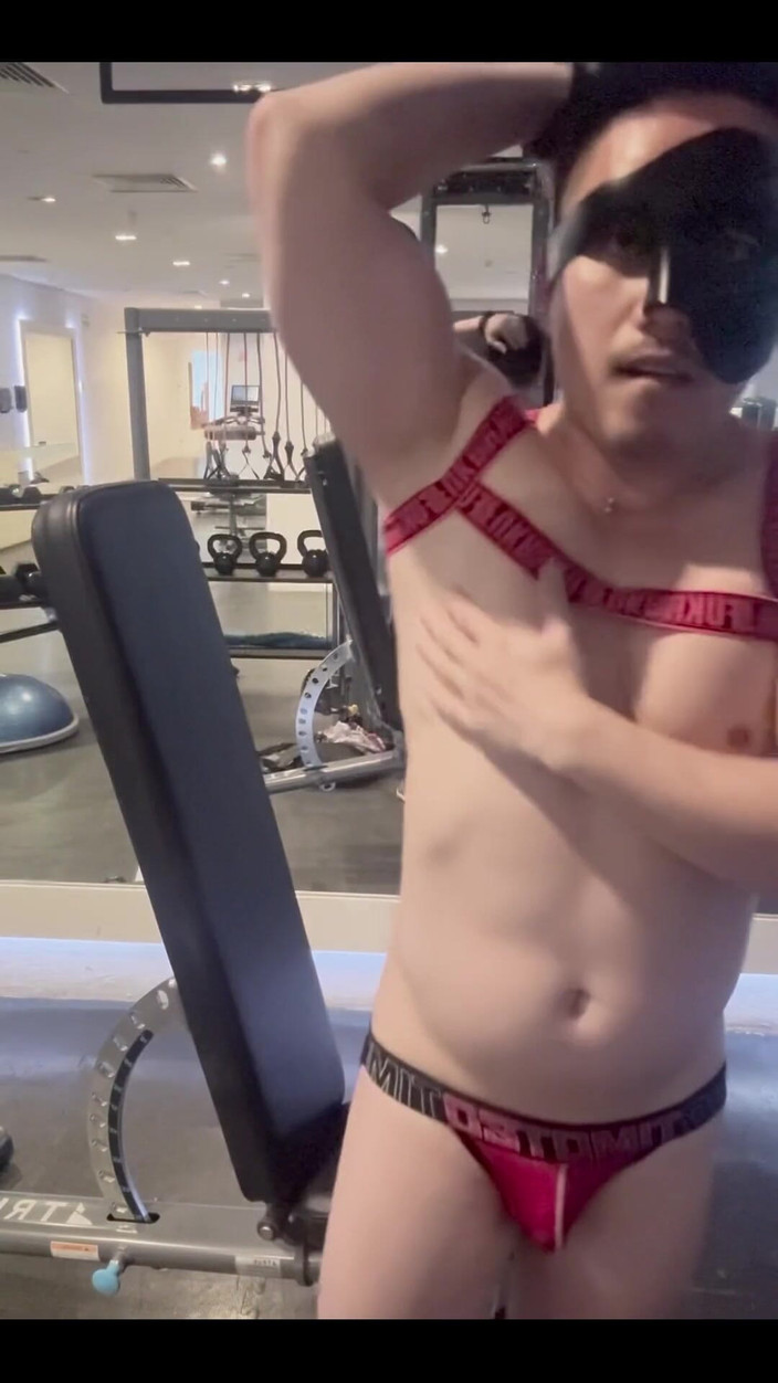barenakedboy: Sich beugen im Fitnessstudio