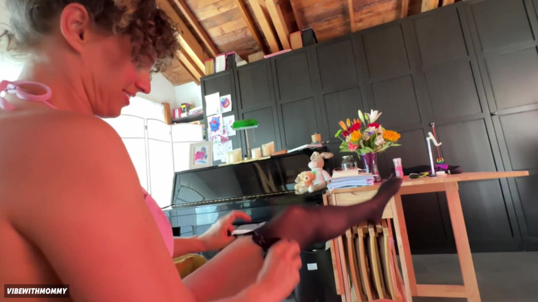 VibeWithMommy: Mi scopo la brutta fidanzata del mio fratellastro