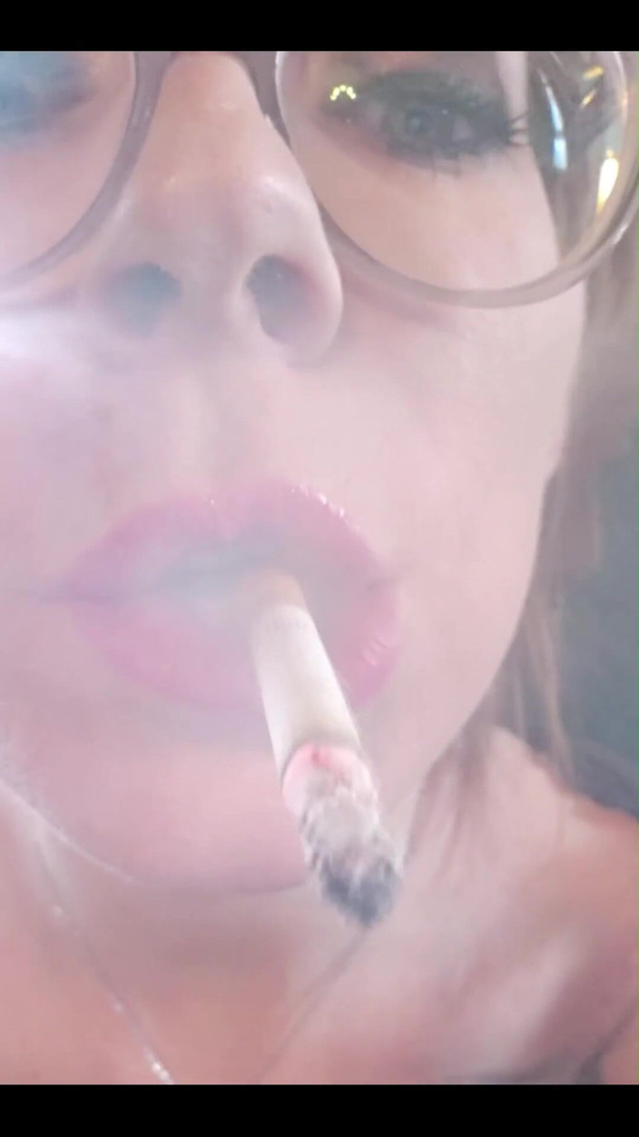 MistressThrope: 君の顔に煙を吹きかけるのが大好きだ