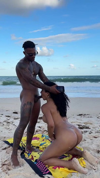 Creampie na nudisté pláži