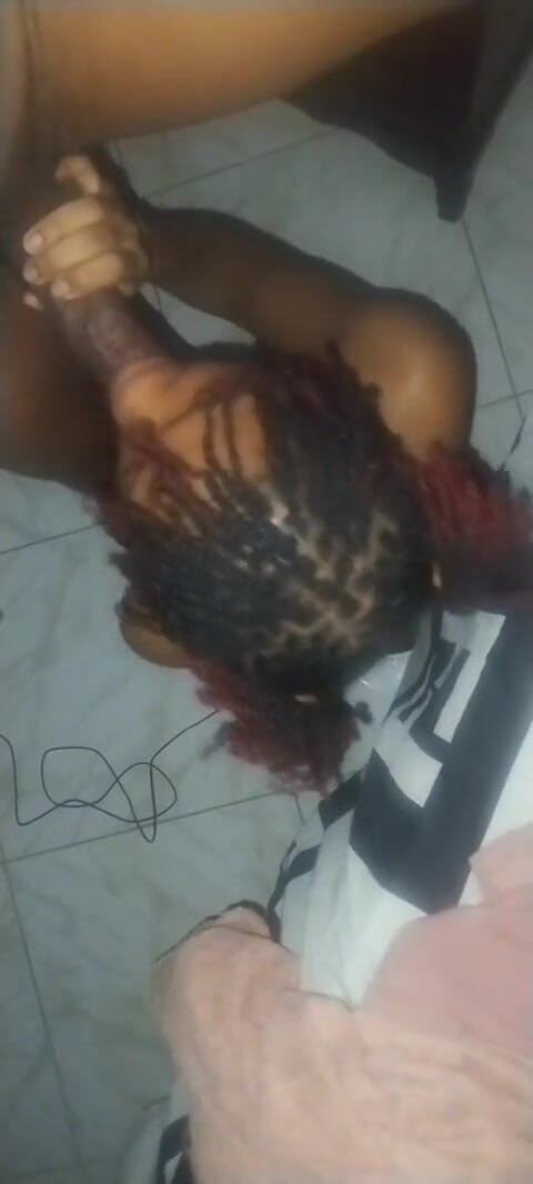 Island Bratz: Kleine tiener leren hoe ze een lul moet slikken