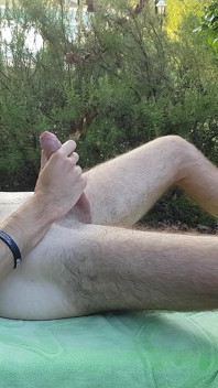 Pace, silenzio e un'enorme fontana di sperma per un ragazzo vergine di 18 anni ebano