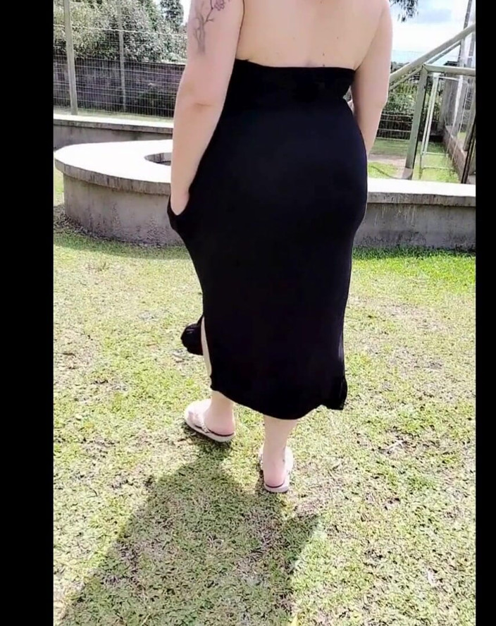 Priscila: เดินในจัตุรัสสาธารณะกับแม่เลี้ยงในชุดโปร่งใส