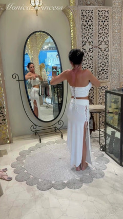 Princess Monica: 性感的巴厘岛服装在精品店尝试