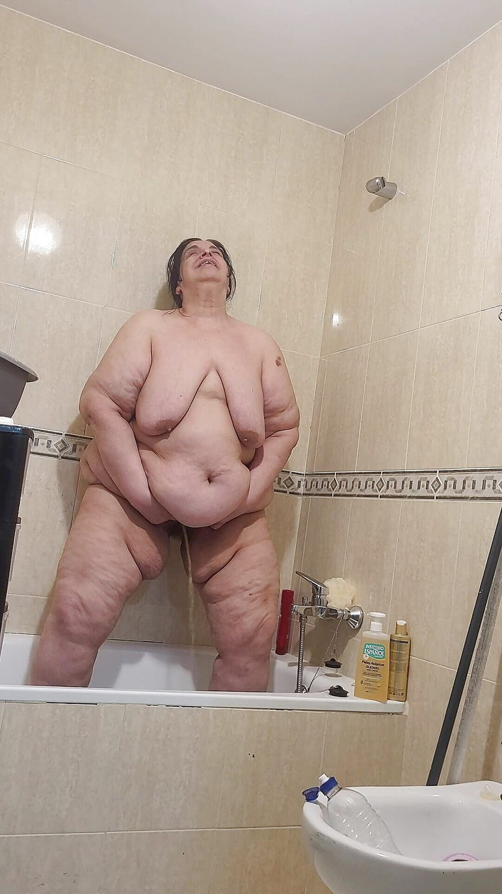 CoolMarina: Palmira Gordi se bude relaxační sprchovat, aby uklidnila svou nezbednou...