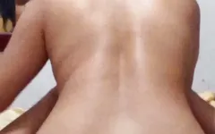 Hij veranderde de kont van de hoer in een poesje - ze wiebelde en berijdt zijn pik helemaal in haar kont