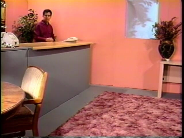 Old Good Porn: Küçük memeli tatlı tenli kaltak sikişmeden önce yarak emiyor