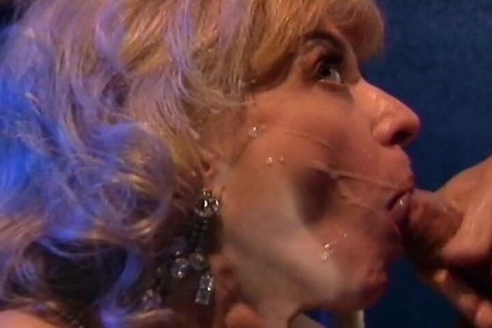 THAGSON RETRO: Blonde slet met grote tieten druipt van klaarkomen in het...