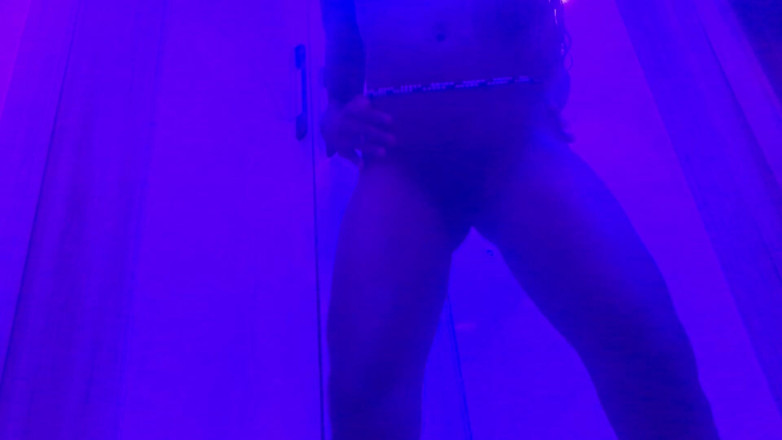 Browngurl234: Sexy delgada ébano en primer plano sacude sus curvas en una...