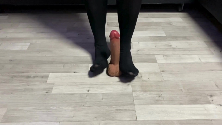 Whitekitten: Sexig dominatrix i nylonstrumpbyxor trampar din kuk