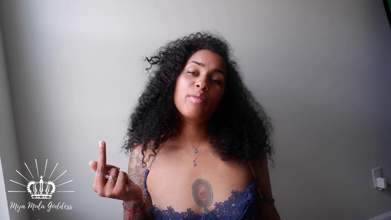 Mya Mula Goddess: Sprechen Sie mit dem Hand-Mittelfinger-Verlierersymbol