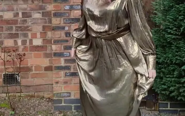 Nottstvslut: Hot crossdresser in gold metallic dress