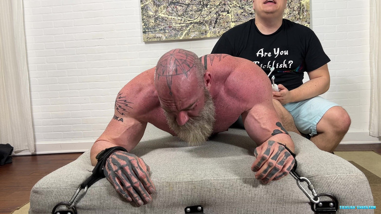 Ticklish Chubs: Лизок Rick пощекотал