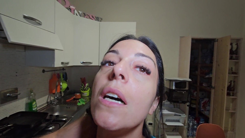 Ferrero anal experience: Geile kok bereidt erwten voor de lunch en vraagt in...