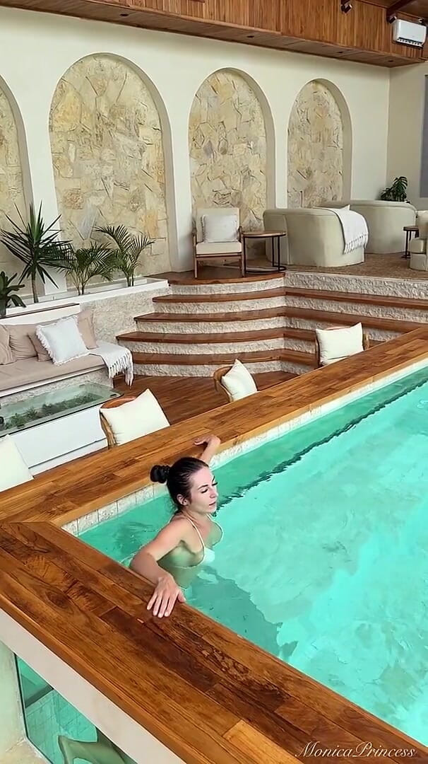 Princess Monica: Hari Bersantai di Villa, Mengusik Di Kolam, Mandi
