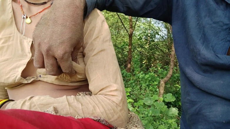 seema: Outdoor Bhabhi's borsten komen eruit