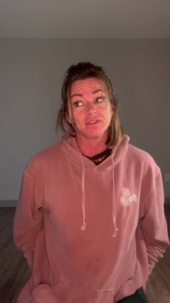Simone Steele: Nackte Fortschrittsprüfung