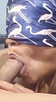 La donna matura, la moglie del mio fratellastro, sa come succhiare tutto lo sperma dal pene fino a quando non si ammorbidisce. Lei usa solo il suo profondo