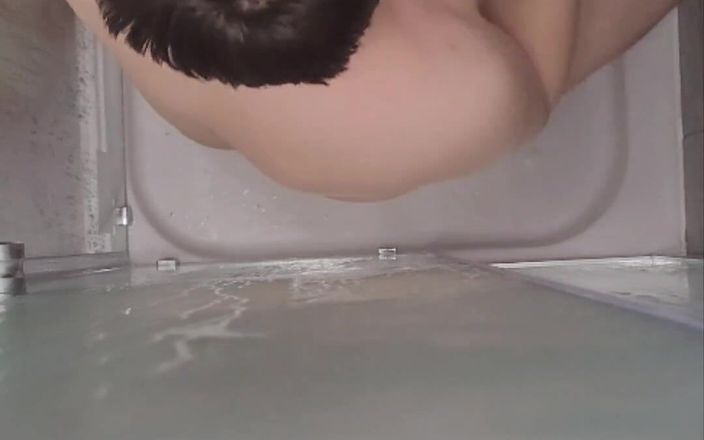 Dustins: Pulchny chłopak ssie dildo i spuści pod prysznicem