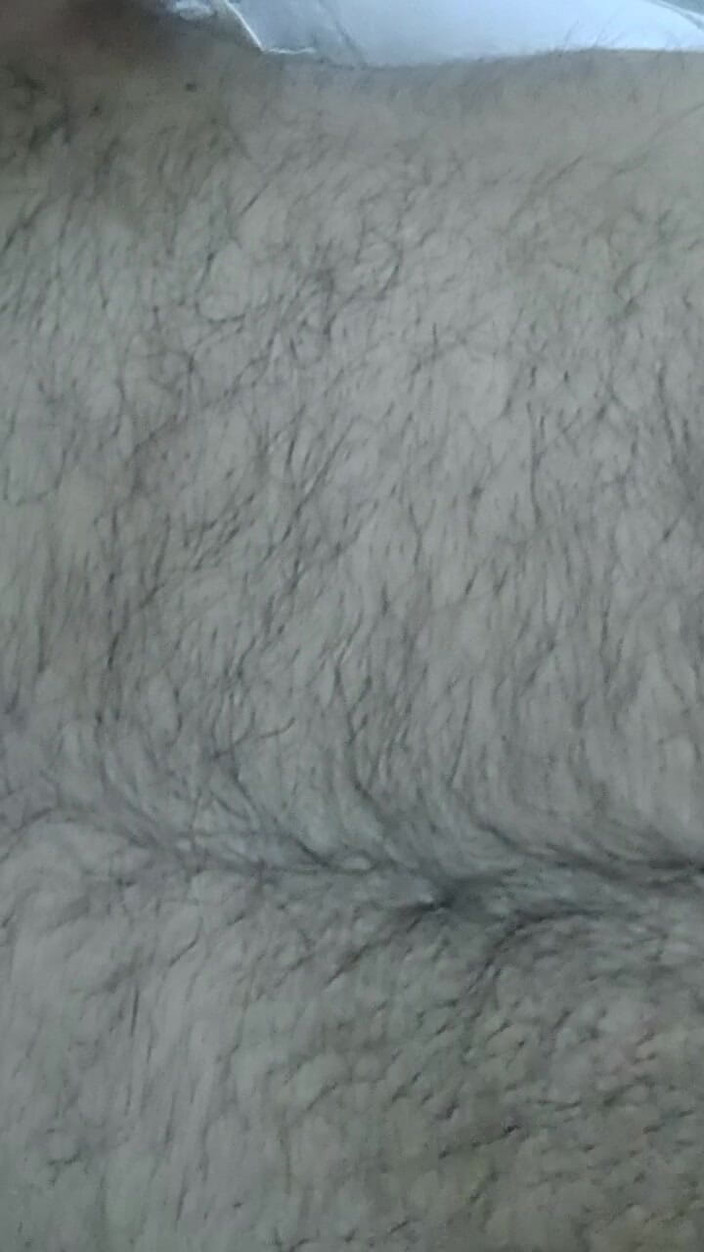 Daddy Dude: Indický Táta Leží Na Posteli, Škádlí a Pózuje Pro Tebe