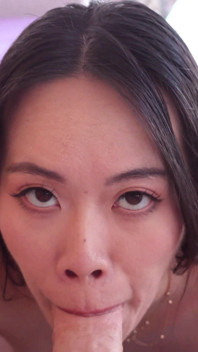 Jade sky si cewek asia lagi asik nyepong sampai muncrat - pov