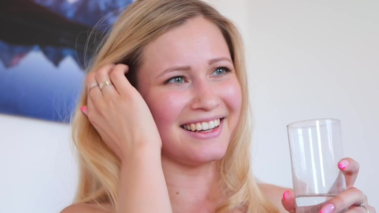 Stella Cardo: 강력한 진동기를 이용한 손으로 자위하기