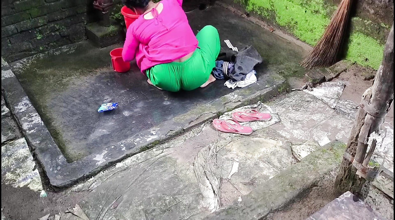 SAFI-SEXY: Aku tiba-tiba melihat bibi tiriku membersihkan pakaian yang aku ke...