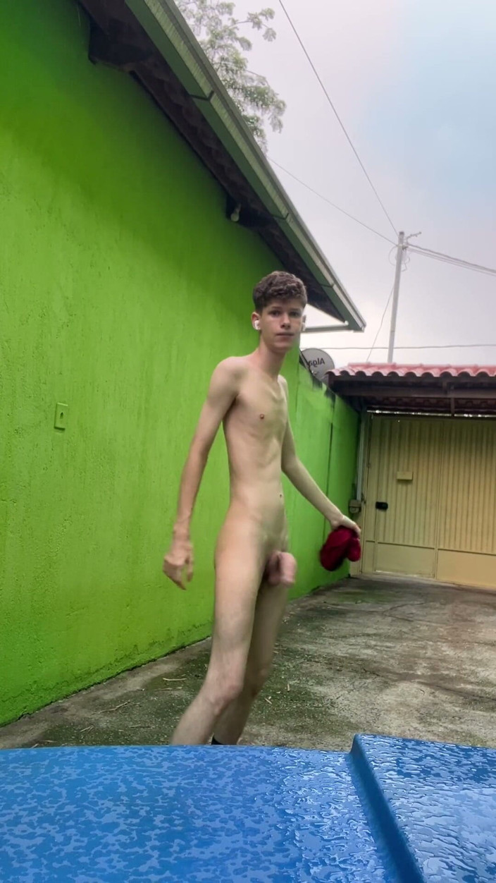 Kedoimath: Twink in the Rain Showing of His Naked and Skinny...