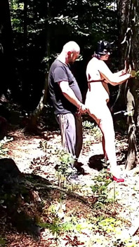 Pareja pervertida atrapada jugando en el bosque