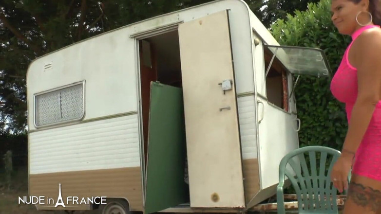 Nude in France: Obrovská prsatá hospodyňka začne šukat a dostane naložen do zadku a...