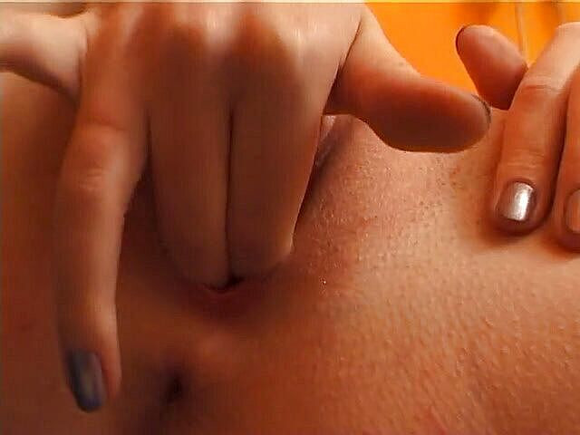 Lucky Wankerz: Blonďatá kočka s malými kozami prstí a hraje si s...