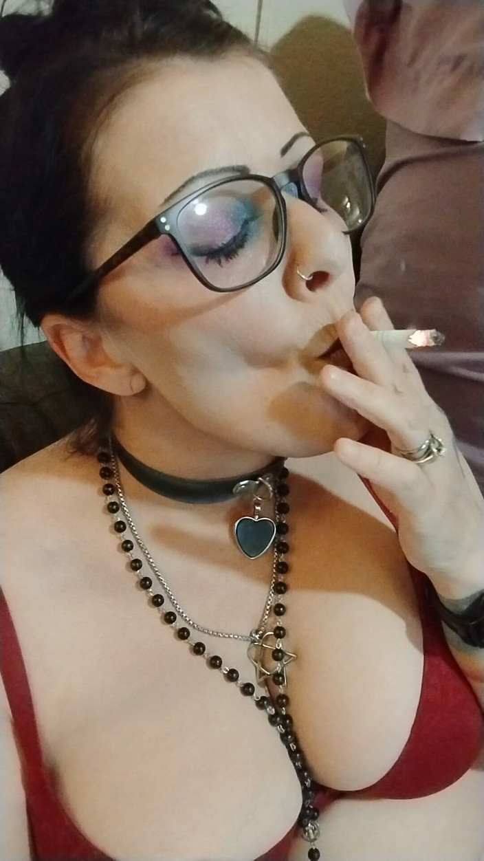Abby Anna: MILF Palenie w staniku