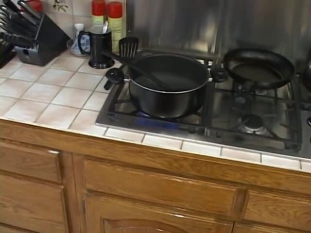 POV JOE: MILF bertetek besar Demi blowjob di dapur