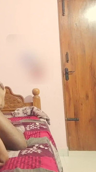 Bhabhi Sreejaa dengan tetek besar berair menunggang keras & kongkek gaya doggy kasar dalam coli