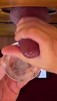 Przy gloryhole: Ile wytryskuje do szklanki?