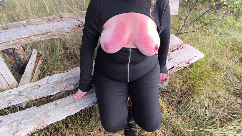 Bouncy Tits Action: 야외에서 박수치는 거유